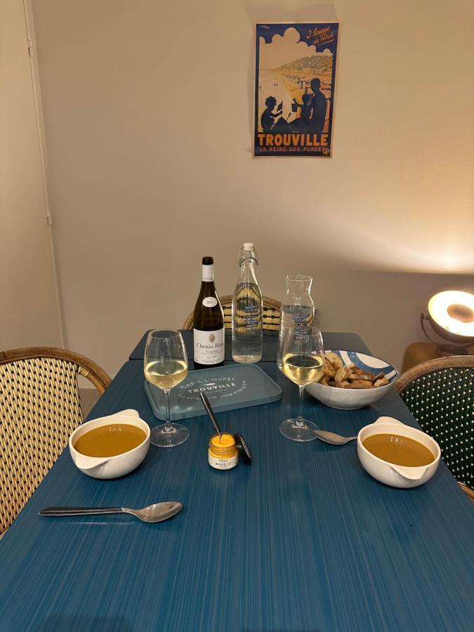 Appartamento Appart Lumineux Avec Vue Sur Mer A 180 Degres Trouville-sur-Mer Esterno foto